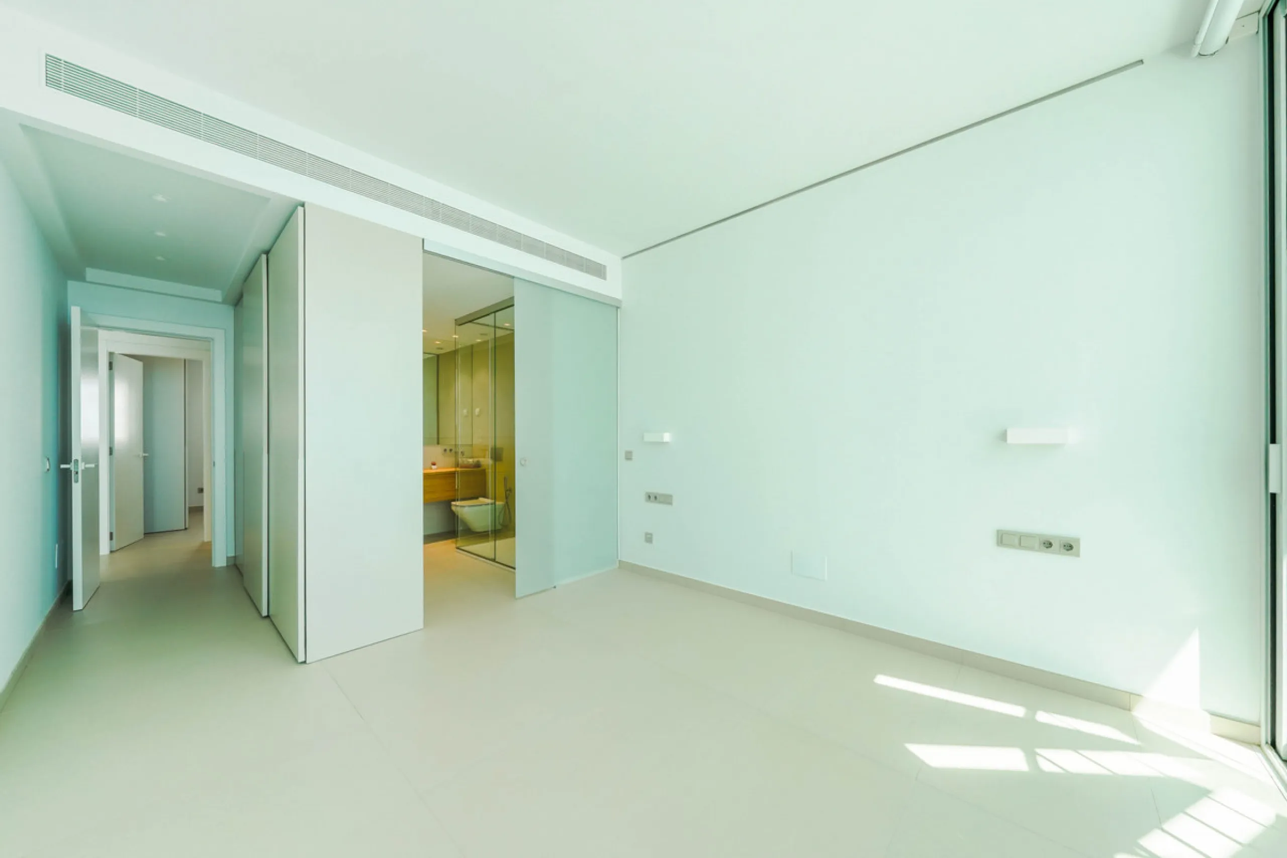 This beautiful south-facing duplex penthouse is located in the exclusive La Reserva del Higuerón Resort, Fuengirola. The property offers a bright and modern open-plan living and dining area with a fully fitted kitchen, designed for comfort and functionali