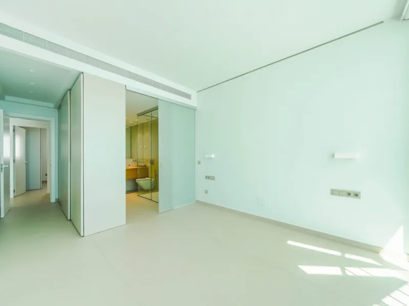 This beautiful south-facing duplex penthouse is located in the exclusive La Reserva del Higuerón Resort, Fuengirola. The property offers a bright and modern open-plan living and dining area with a fully fitted kitchen, designed for comfort and functionali