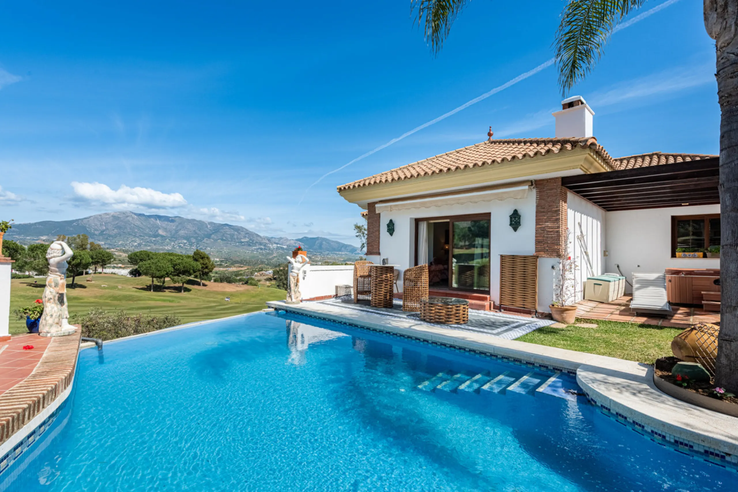 This very rare and elegant 4-bedroom home, by the well-known, Marbella architect Jacobson/Gonzales is a perfect example of this architect's eye for details and light.