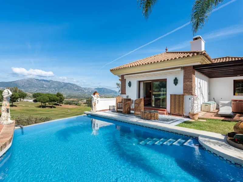 This very rare and elegant 4-bedroom home, by the well-known, Marbella architect Jacobson/Gonzales is a perfect example of this architect's eye for details and light.