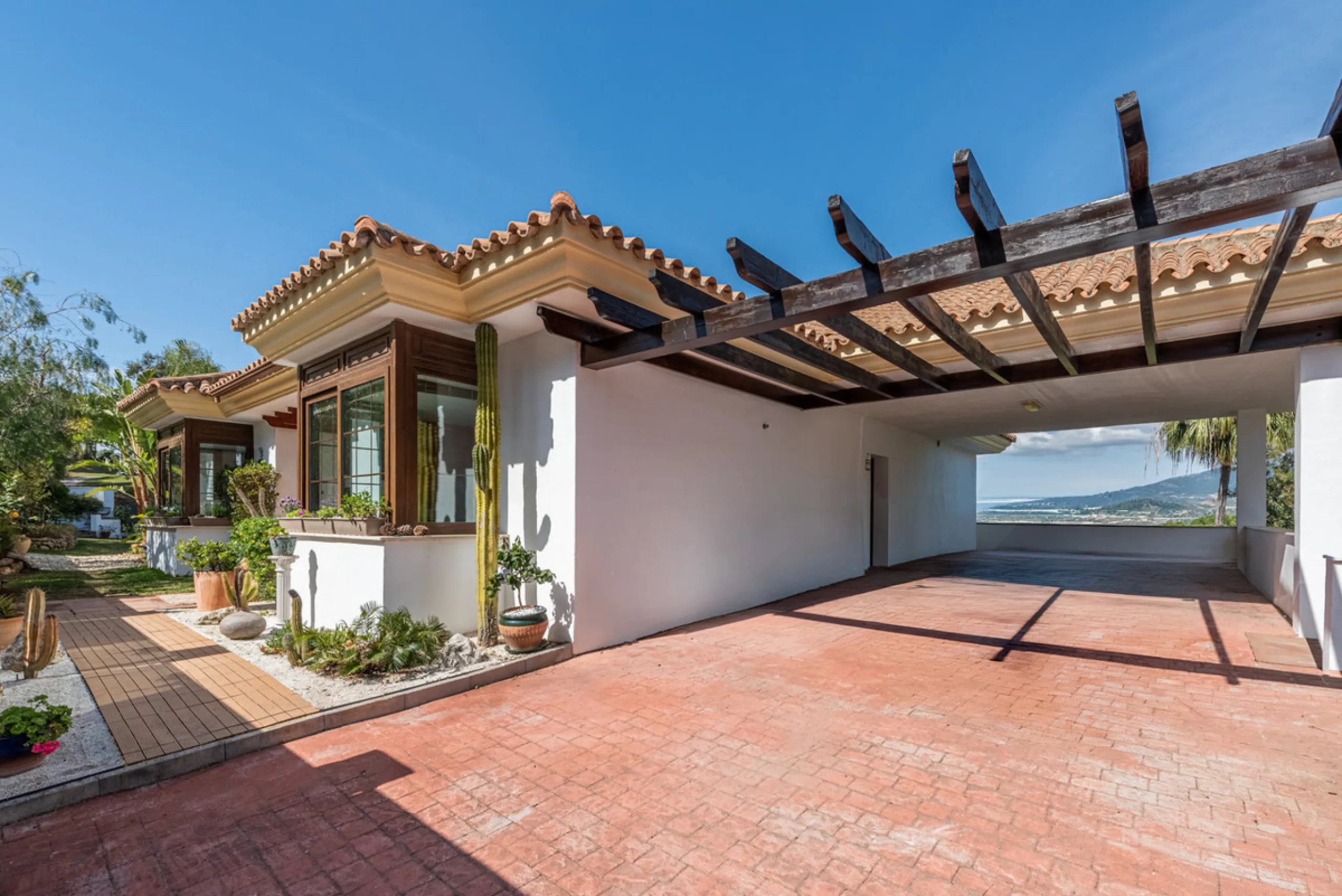 This very rare and elegant 4-bedroom home, by the well-known, Marbella architect Jacobson/Gonzales is a perfect example of this architect's eye for details and light.