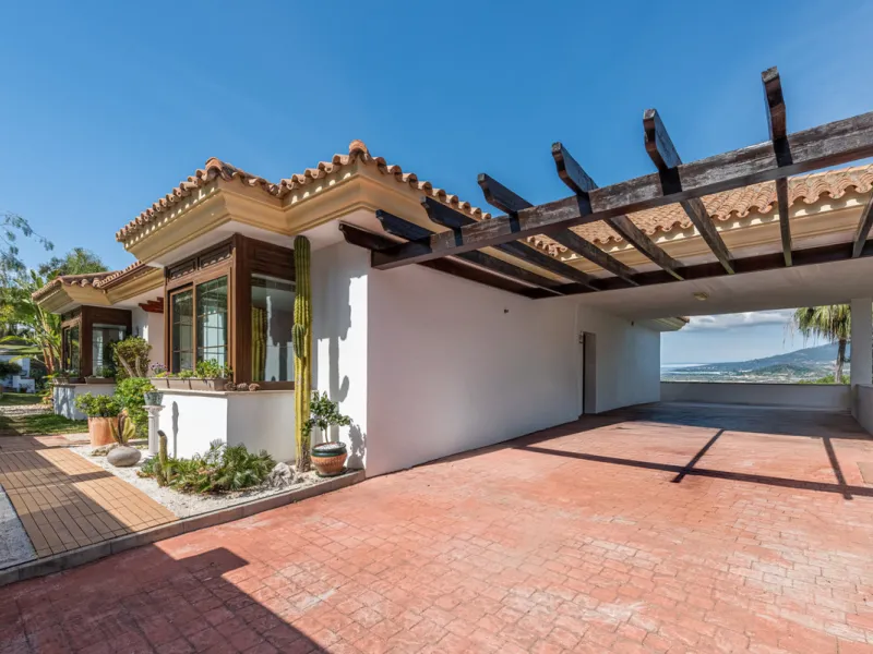 This very rare and elegant 4-bedroom home, by the well-known, Marbella architect Jacobson/Gonzales is a perfect example of this architect's eye for details and light.