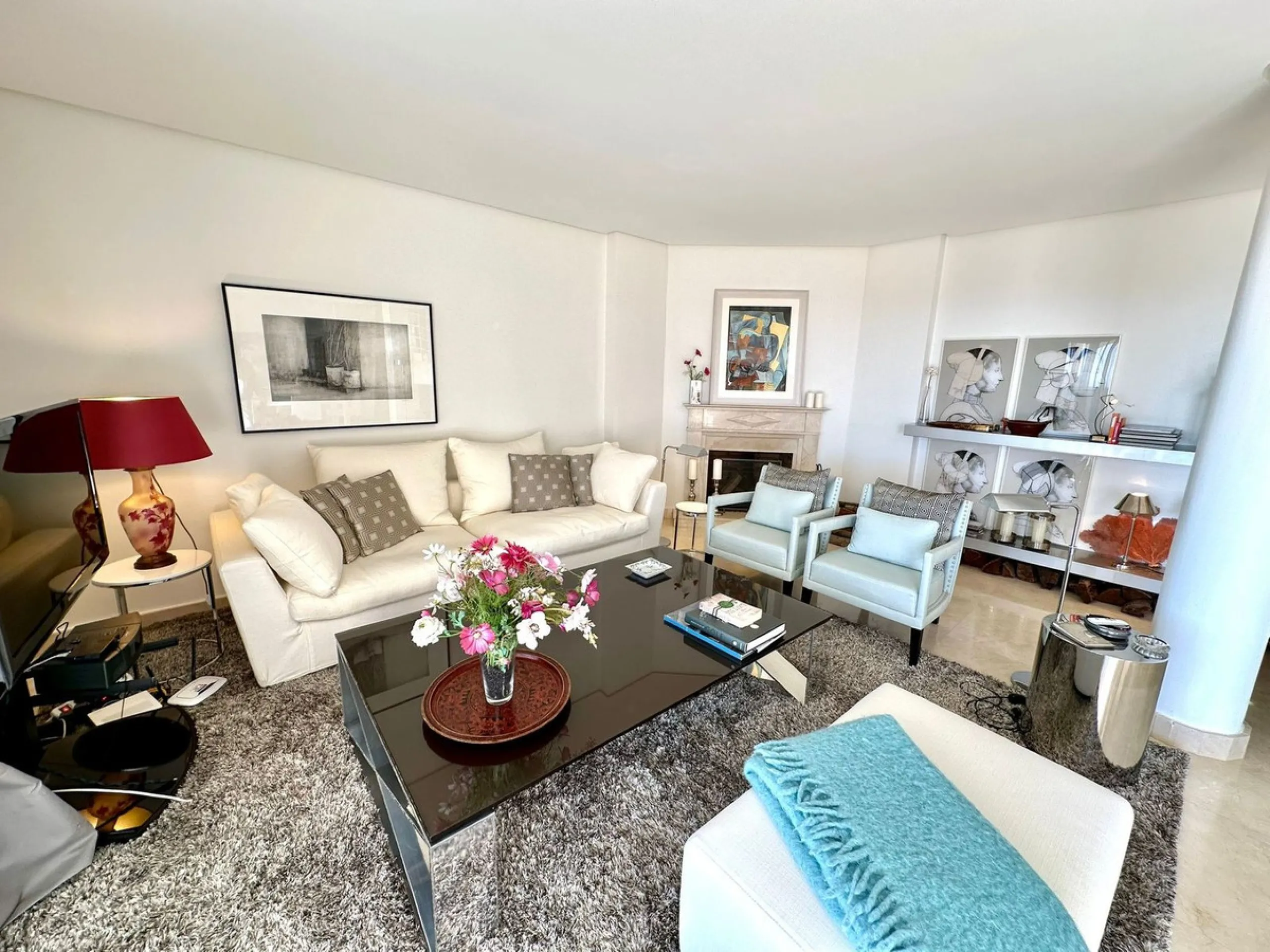 Presenting a captivating duplex penthouse in the esteemed Vista Real urbanization of Marbella's Nueva Andalucia.