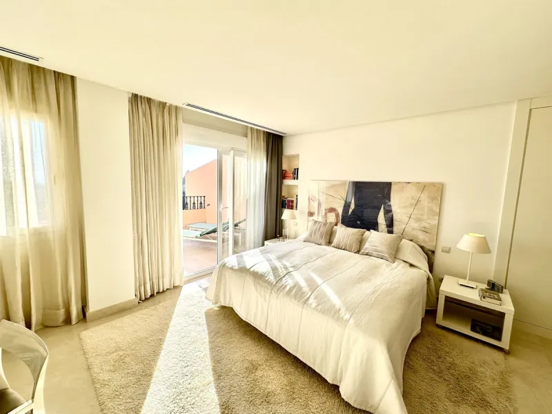 Presenting a captivating duplex penthouse in the esteemed Vista Real urbanization of Marbella's Nueva Andalucia.