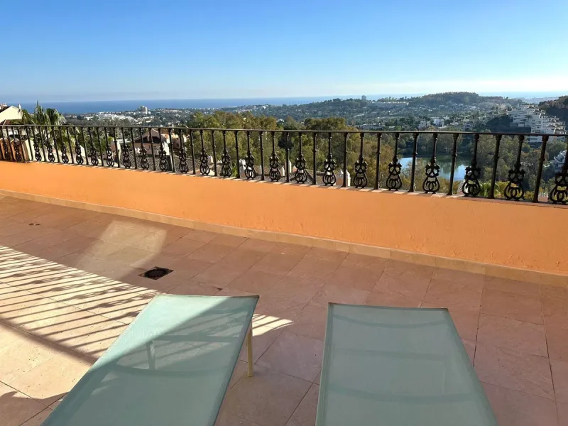 Presenting a captivating duplex penthouse in the esteemed Vista Real urbanization of Marbella's Nueva Andalucia.