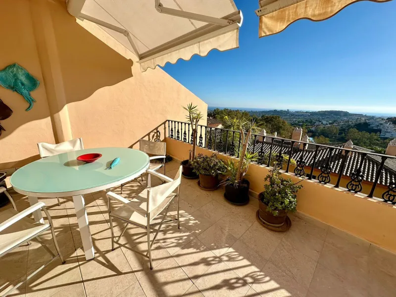 Presenting a captivating duplex penthouse in the esteemed Vista Real urbanization of Marbella's Nueva Andalucia.