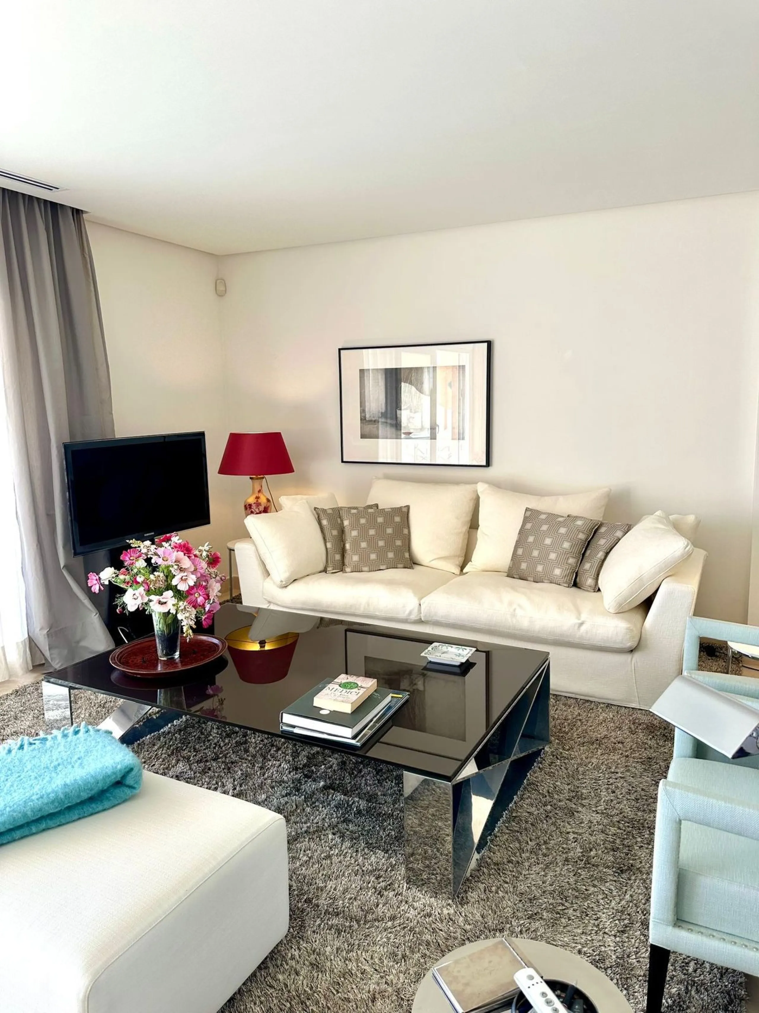 Presenting a captivating duplex penthouse in the esteemed Vista Real urbanization of Marbella's Nueva Andalucia.