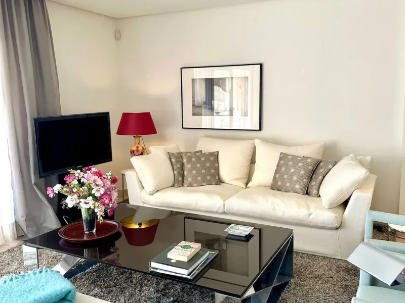 Presenting a captivating duplex penthouse in the esteemed Vista Real urbanization of Marbella's Nueva Andalucia.