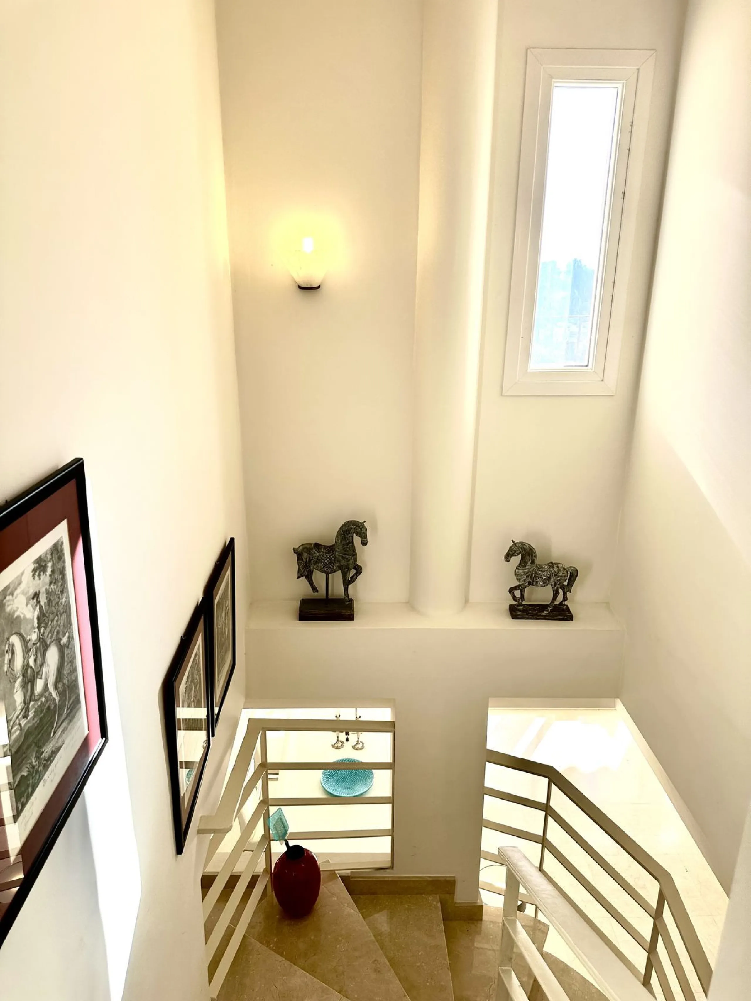 Presenting a captivating duplex penthouse in the esteemed Vista Real urbanization of Marbella's Nueva Andalucia.