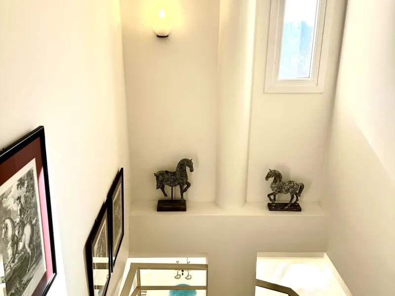 Presenting a captivating duplex penthouse in the esteemed Vista Real urbanization of Marbella's Nueva Andalucia.