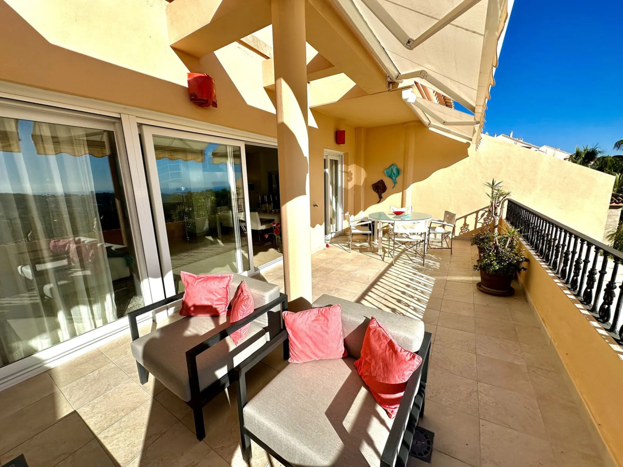 Presenting a captivating duplex penthouse in the esteemed Vista Real urbanization of Marbella's Nueva Andalucia.