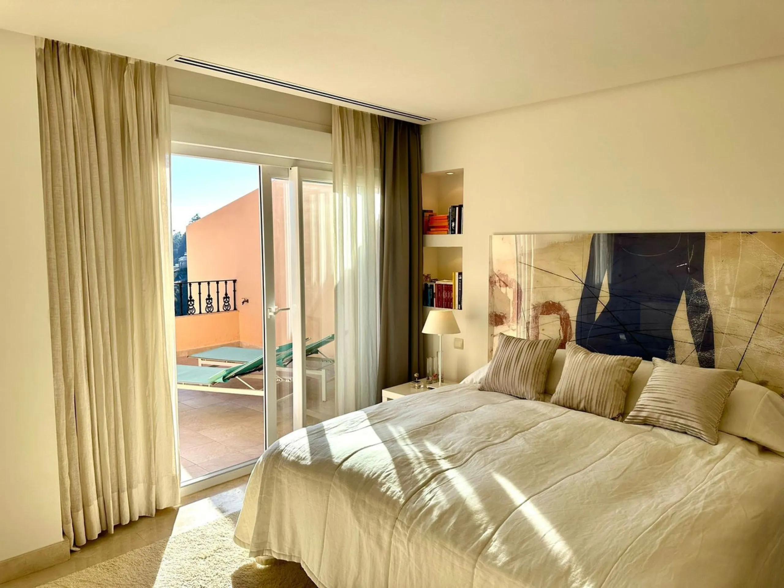 Presenting a captivating duplex penthouse in the esteemed Vista Real urbanization of Marbella's Nueva Andalucia.
