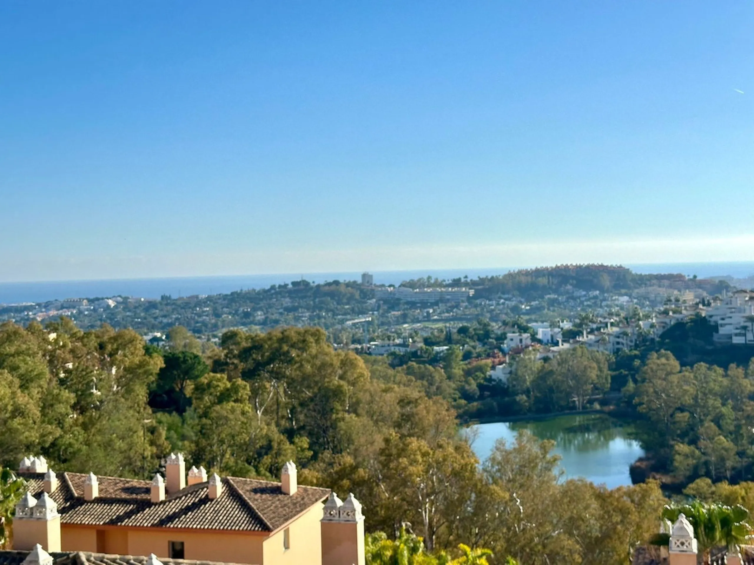 Presenting a captivating duplex penthouse in the esteemed Vista Real urbanization of Marbella's Nueva Andalucia.