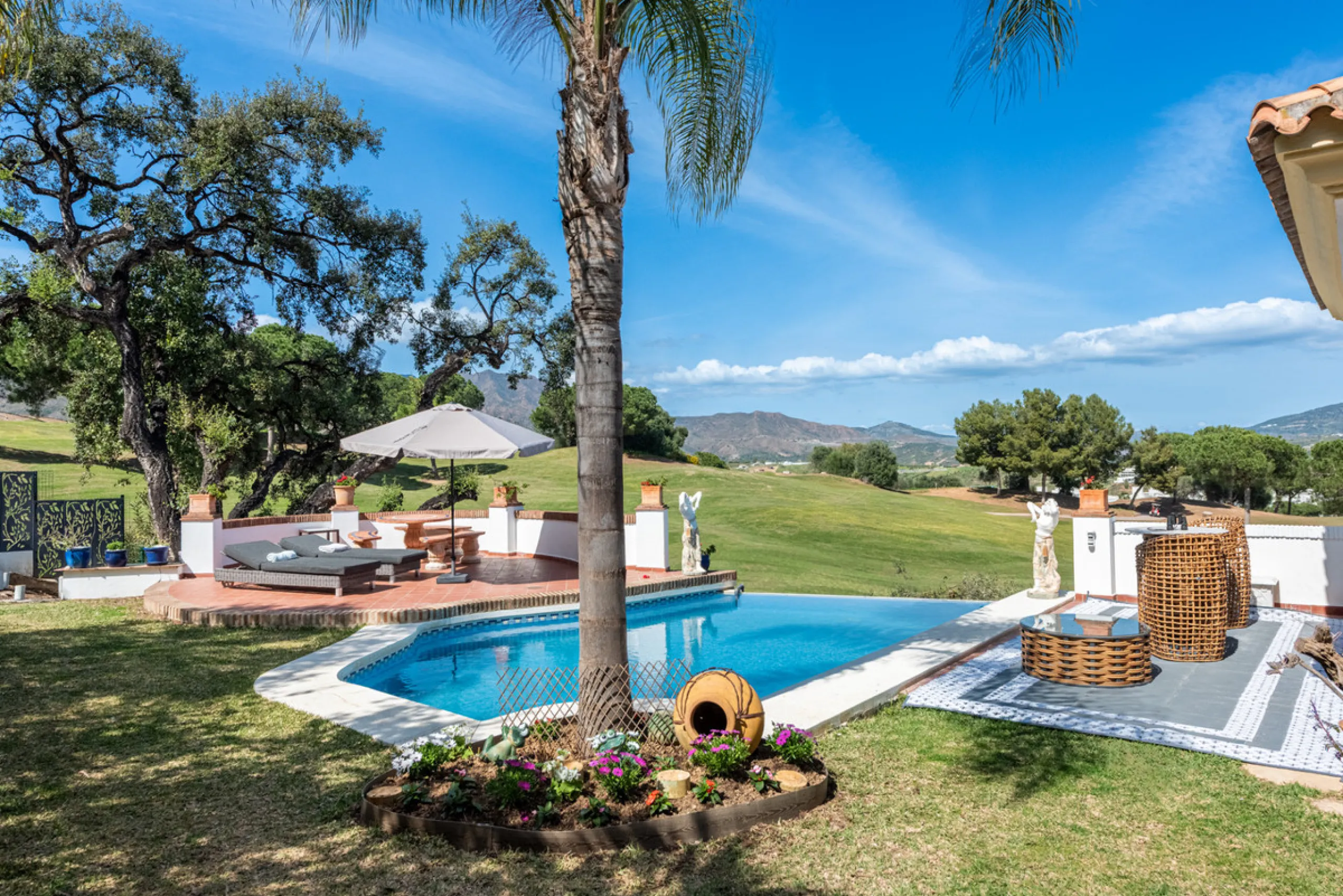 This very rare and elegant 4-bedroom home, by the well-known, Marbella architect Jacobson/Gonzales is a perfect example of this architect's eye for details and light.