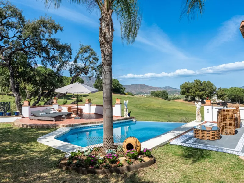 This very rare and elegant 4-bedroom home, by the well-known, Marbella architect Jacobson/Gonzales is a perfect example of this architect's eye for details and light.