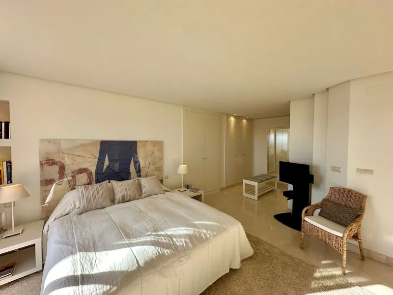 Presenting a captivating duplex penthouse in the esteemed Vista Real urbanization of Marbella's Nueva Andalucia.
