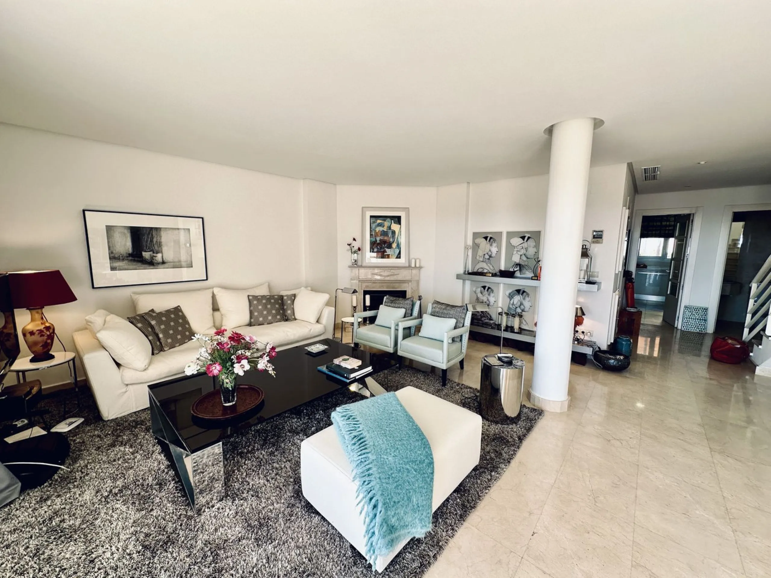 Presenting a captivating duplex penthouse in the esteemed Vista Real urbanization of Marbella's Nueva Andalucia.