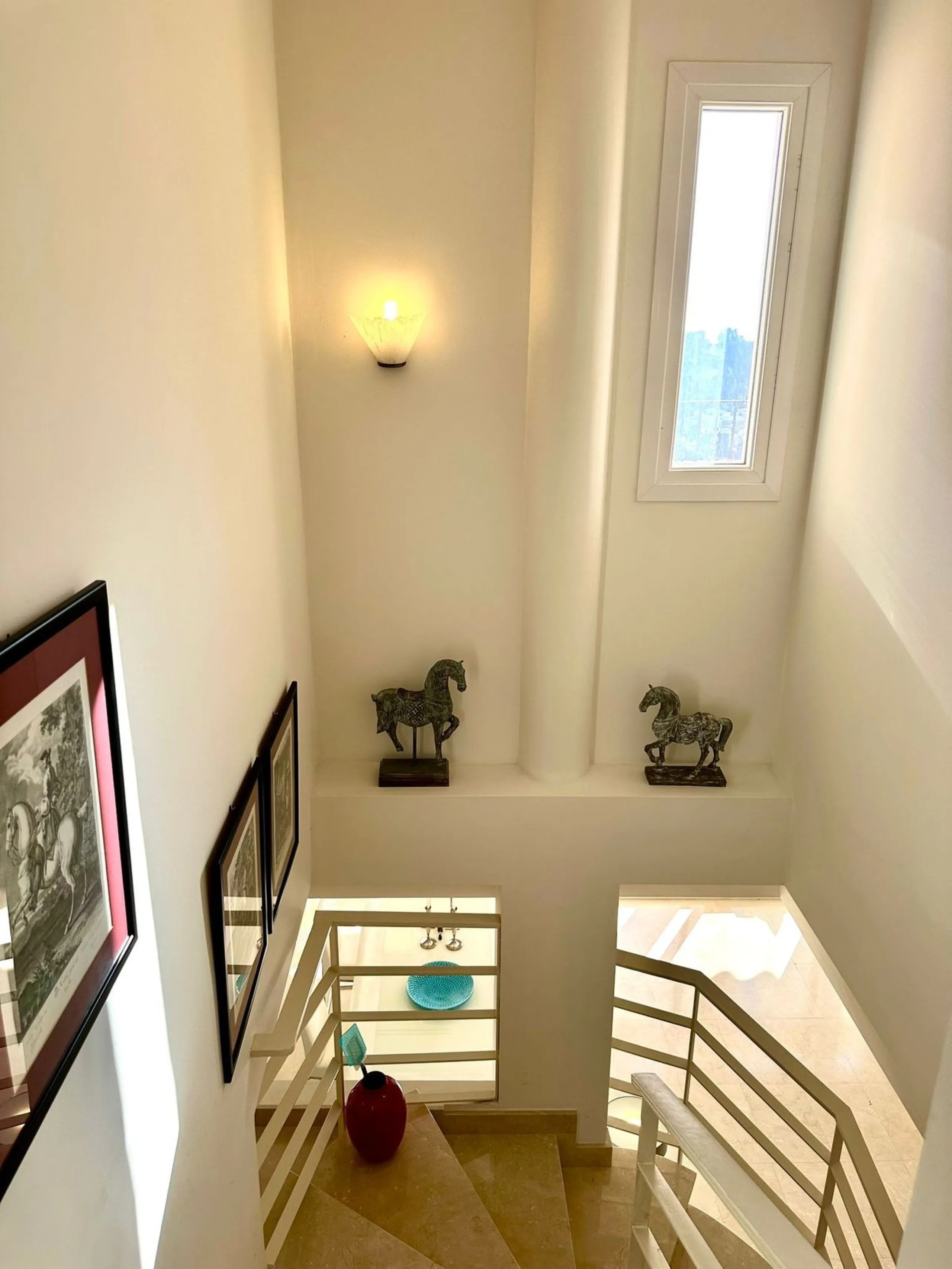 Presenting a captivating duplex penthouse in the esteemed Vista Real urbanization of Marbella's Nueva Andalucia.