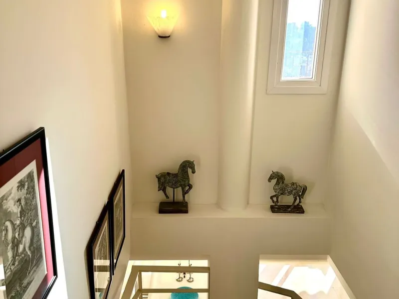 Presenting a captivating duplex penthouse in the esteemed Vista Real urbanization of Marbella's Nueva Andalucia.