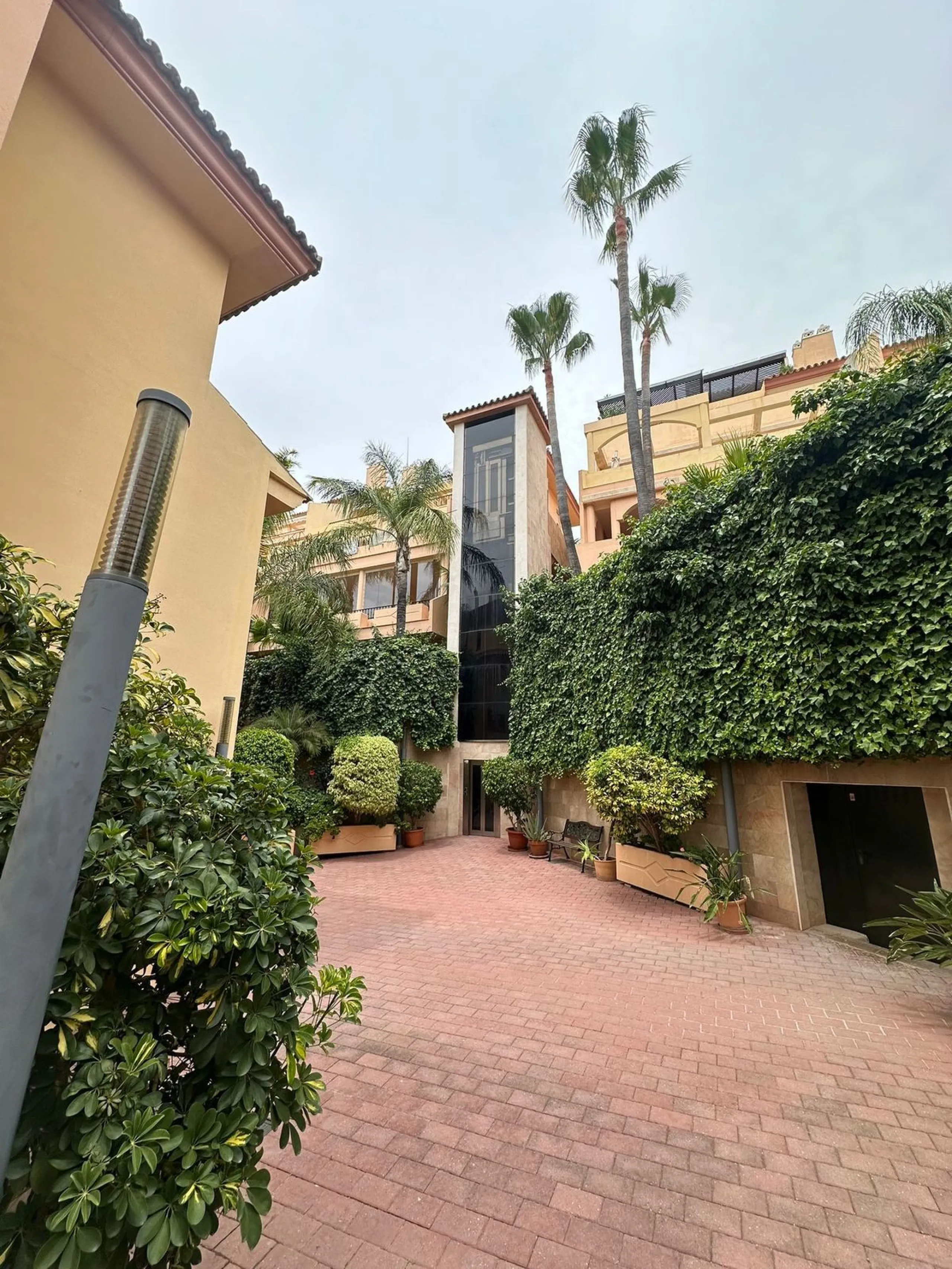 Presenting a captivating duplex penthouse in the esteemed Vista Real urbanization of Marbella's Nueva Andalucia.