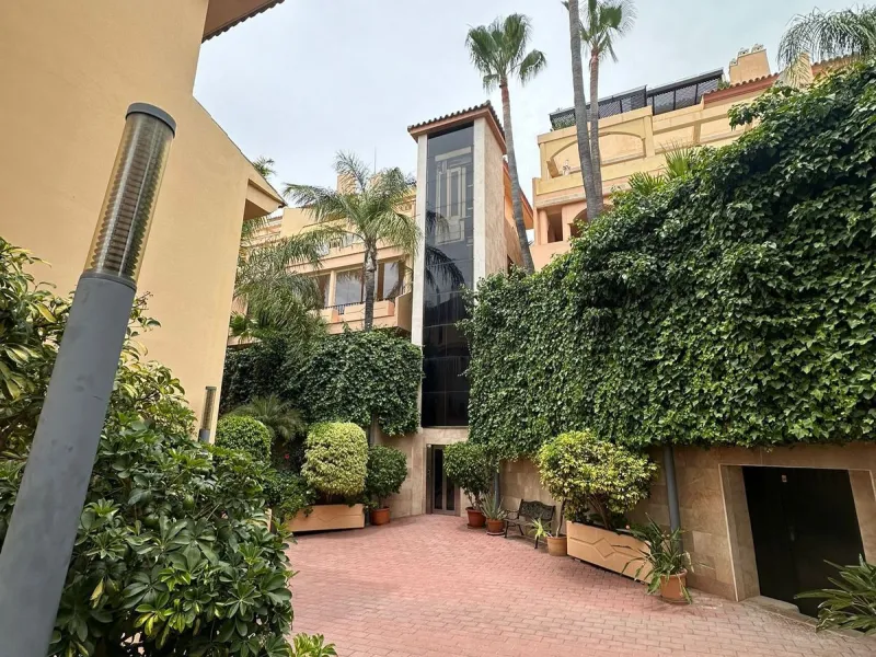 Presenting a captivating duplex penthouse in the esteemed Vista Real urbanization of Marbella's Nueva Andalucia.