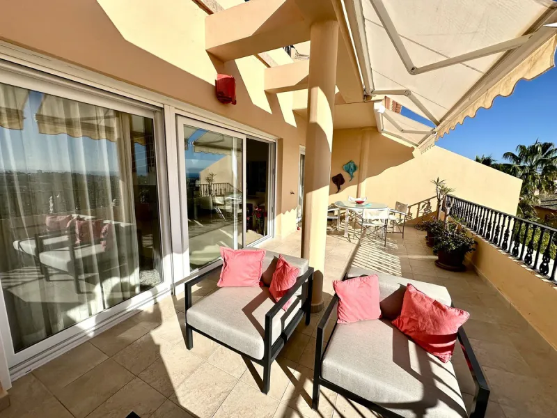 Presenting a captivating duplex penthouse in the esteemed Vista Real urbanization of Marbella's Nueva Andalucia.