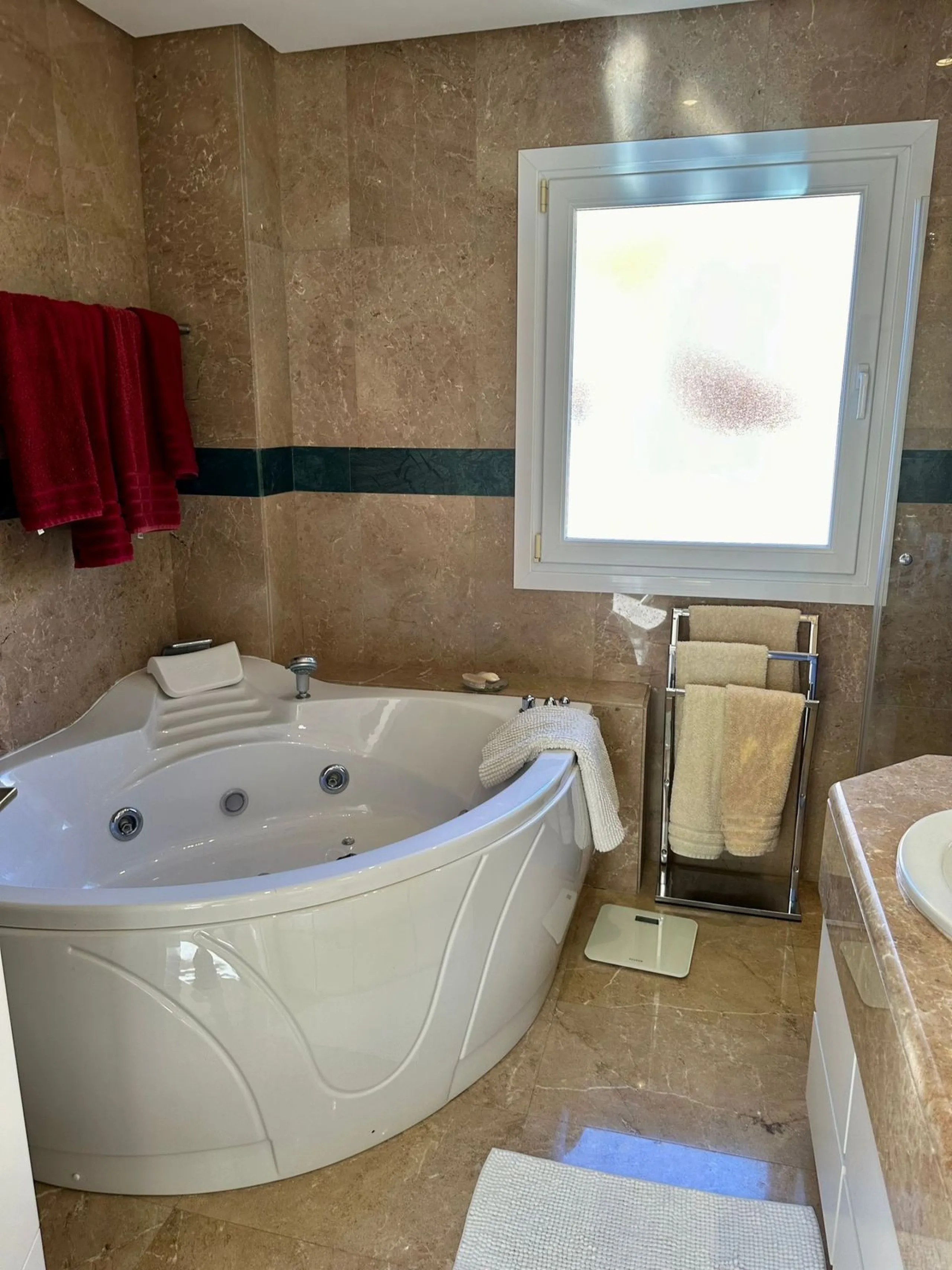 Presenting a captivating duplex penthouse in the esteemed Vista Real urbanization of Marbella's Nueva Andalucia.