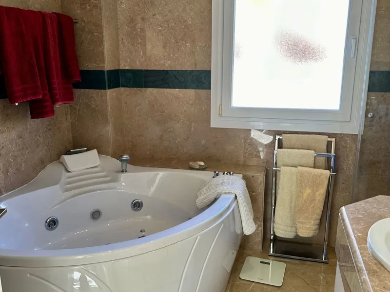 Presenting a captivating duplex penthouse in the esteemed Vista Real urbanization of Marbella's Nueva Andalucia.