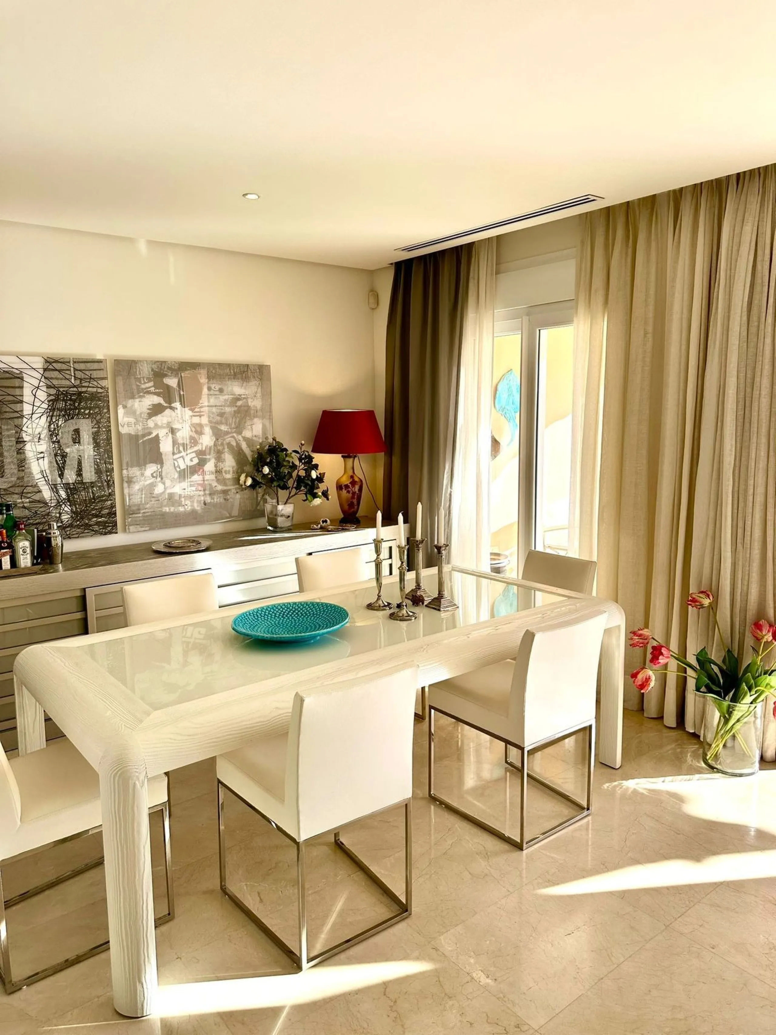 Presenting a captivating duplex penthouse in the esteemed Vista Real urbanization of Marbella's Nueva Andalucia.