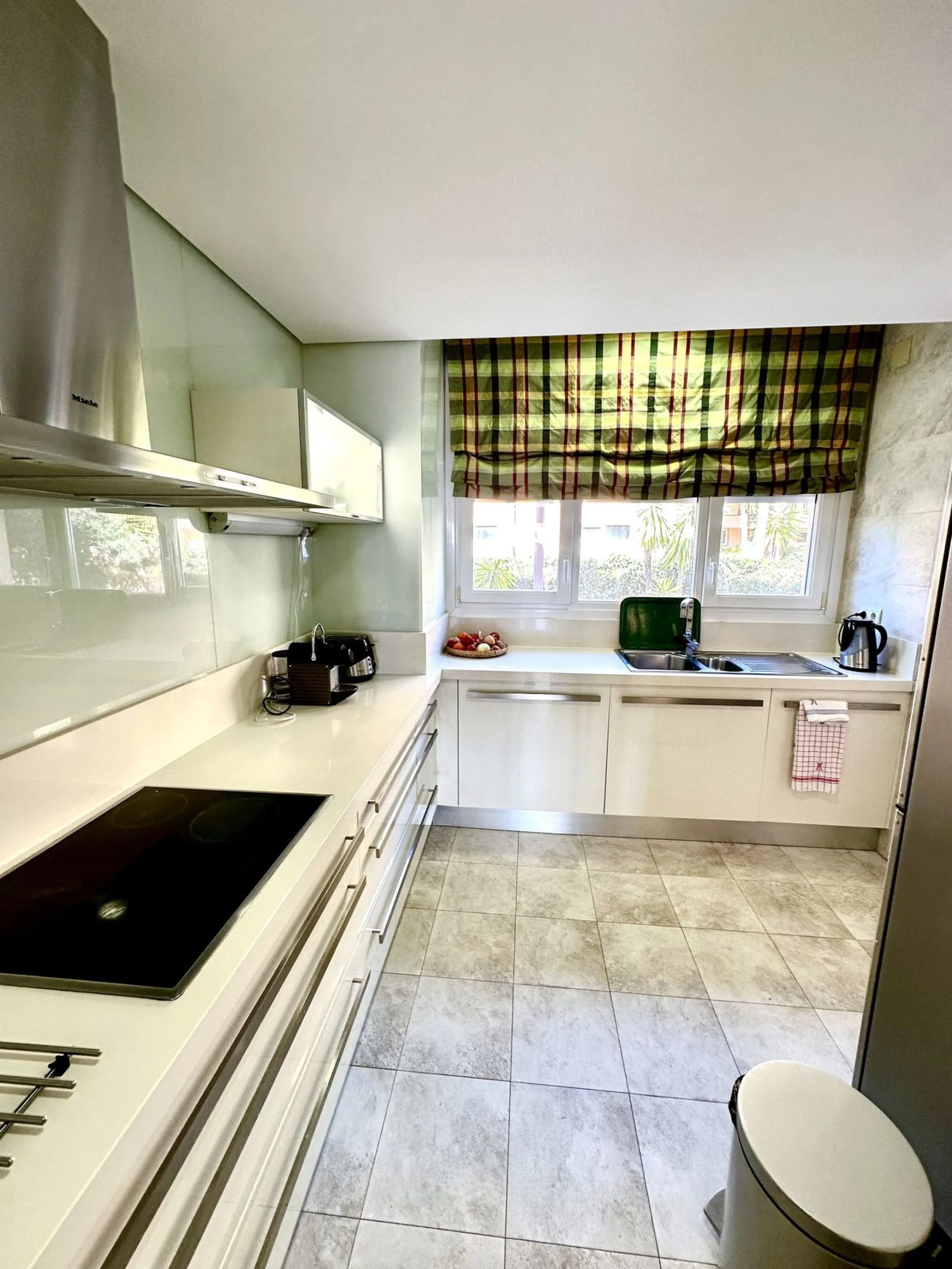 Presenting a captivating duplex penthouse in the esteemed Vista Real urbanization of Marbella's Nueva Andalucia.