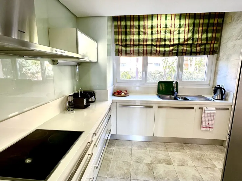 Presenting a captivating duplex penthouse in the esteemed Vista Real urbanization of Marbella's Nueva Andalucia.