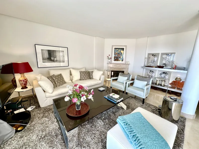 Presenting a captivating duplex penthouse in the esteemed Vista Real urbanization of Marbella's Nueva Andalucia.