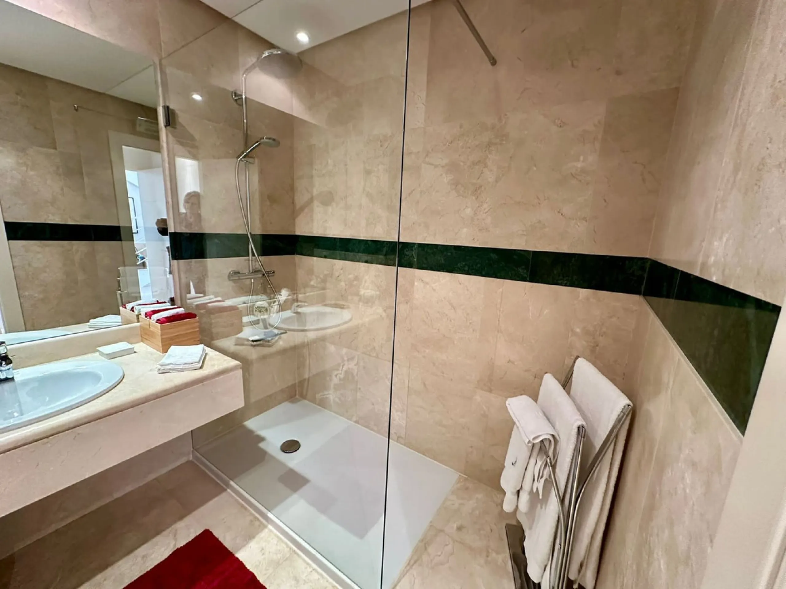 Presenting a captivating duplex penthouse in the esteemed Vista Real urbanization of Marbella's Nueva Andalucia.