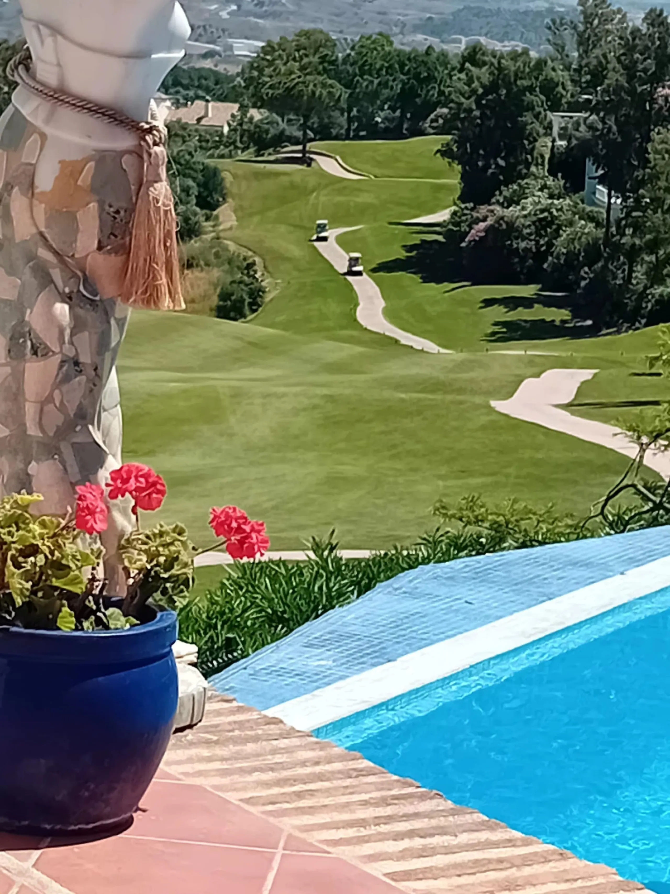 This very rare and elegant 4-bedroom home, by the well-known, Marbella architect Jacobson/Gonzales is a perfect example of this architect's eye for details and light.