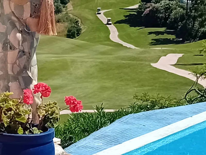 This very rare and elegant 4-bedroom home, by the well-known, Marbella architect Jacobson/Gonzales is a perfect example of this architect's eye for details and light.