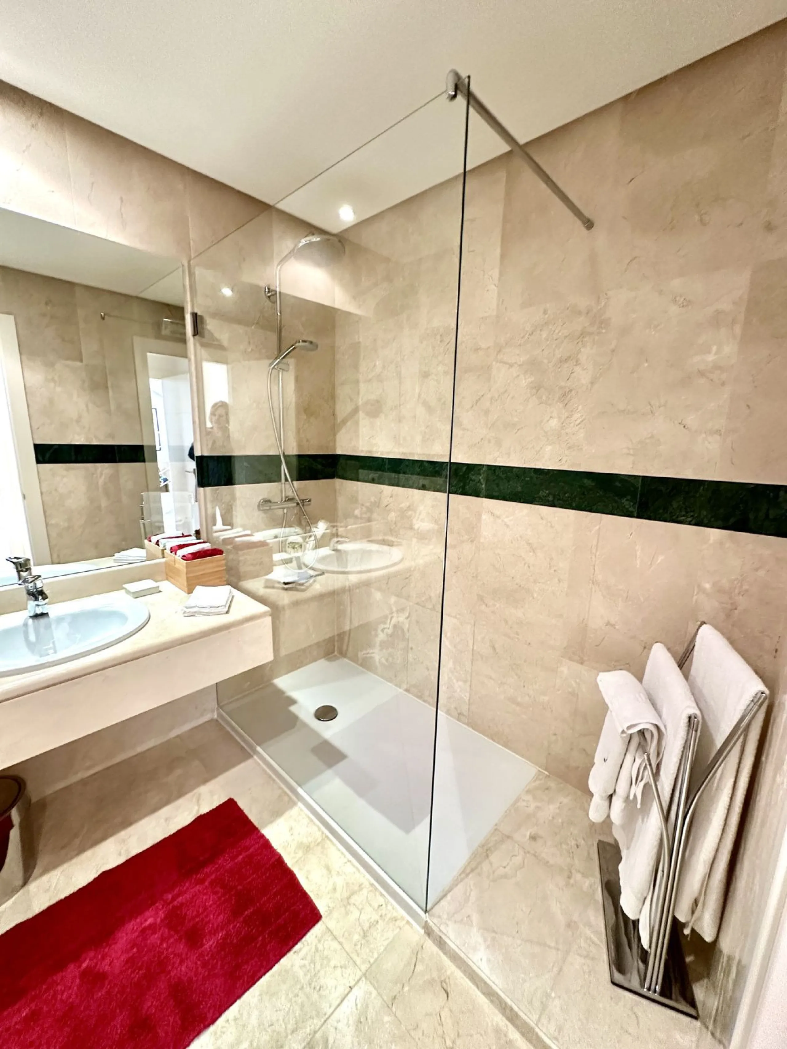 Presenting a captivating duplex penthouse in the esteemed Vista Real urbanization of Marbella's Nueva Andalucia.