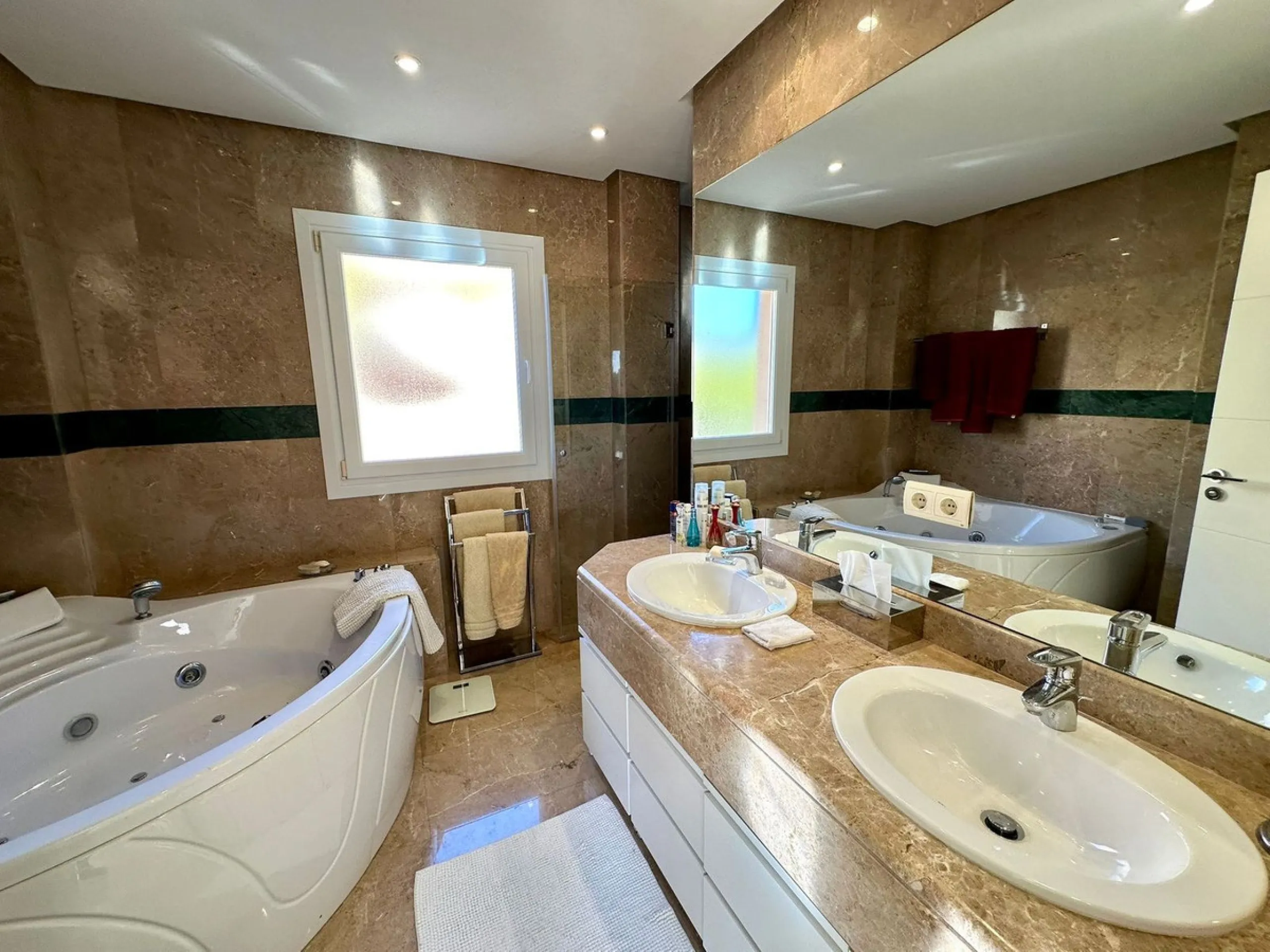 Presenting a captivating duplex penthouse in the esteemed Vista Real urbanization of Marbella's Nueva Andalucia.
