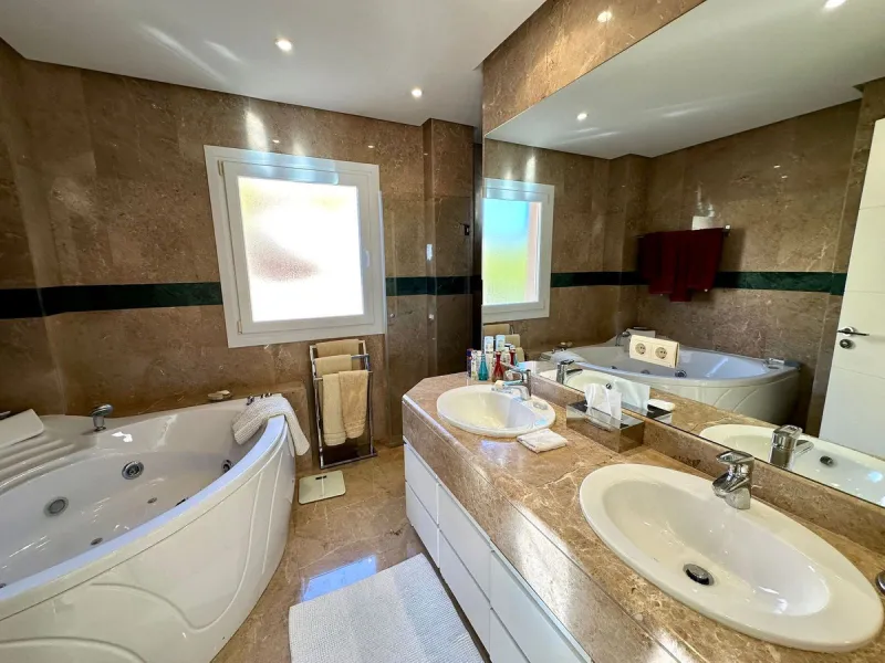 Presenting a captivating duplex penthouse in the esteemed Vista Real urbanization of Marbella's Nueva Andalucia.