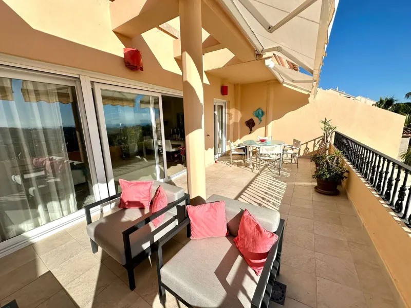 Presenting a captivating duplex penthouse in the esteemed Vista Real urbanization of Marbella's Nueva Andalucia.