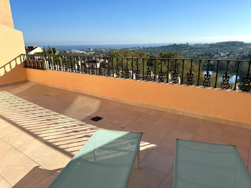 Presenting a captivating duplex penthouse in the esteemed Vista Real urbanization of Marbella's Nueva Andalucia.