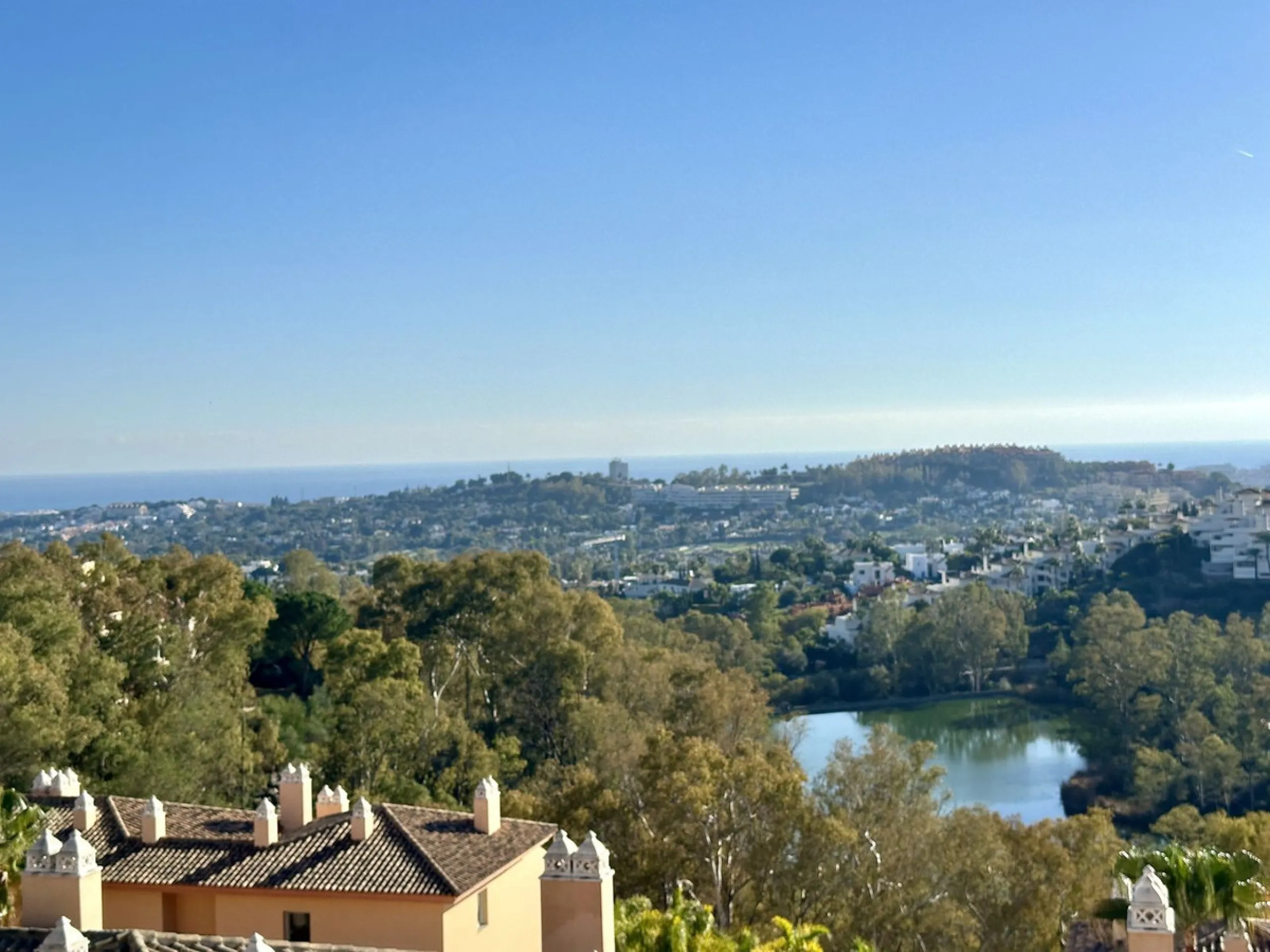 Presenting a captivating duplex penthouse in the esteemed Vista Real urbanization of Marbella's Nueva Andalucia.