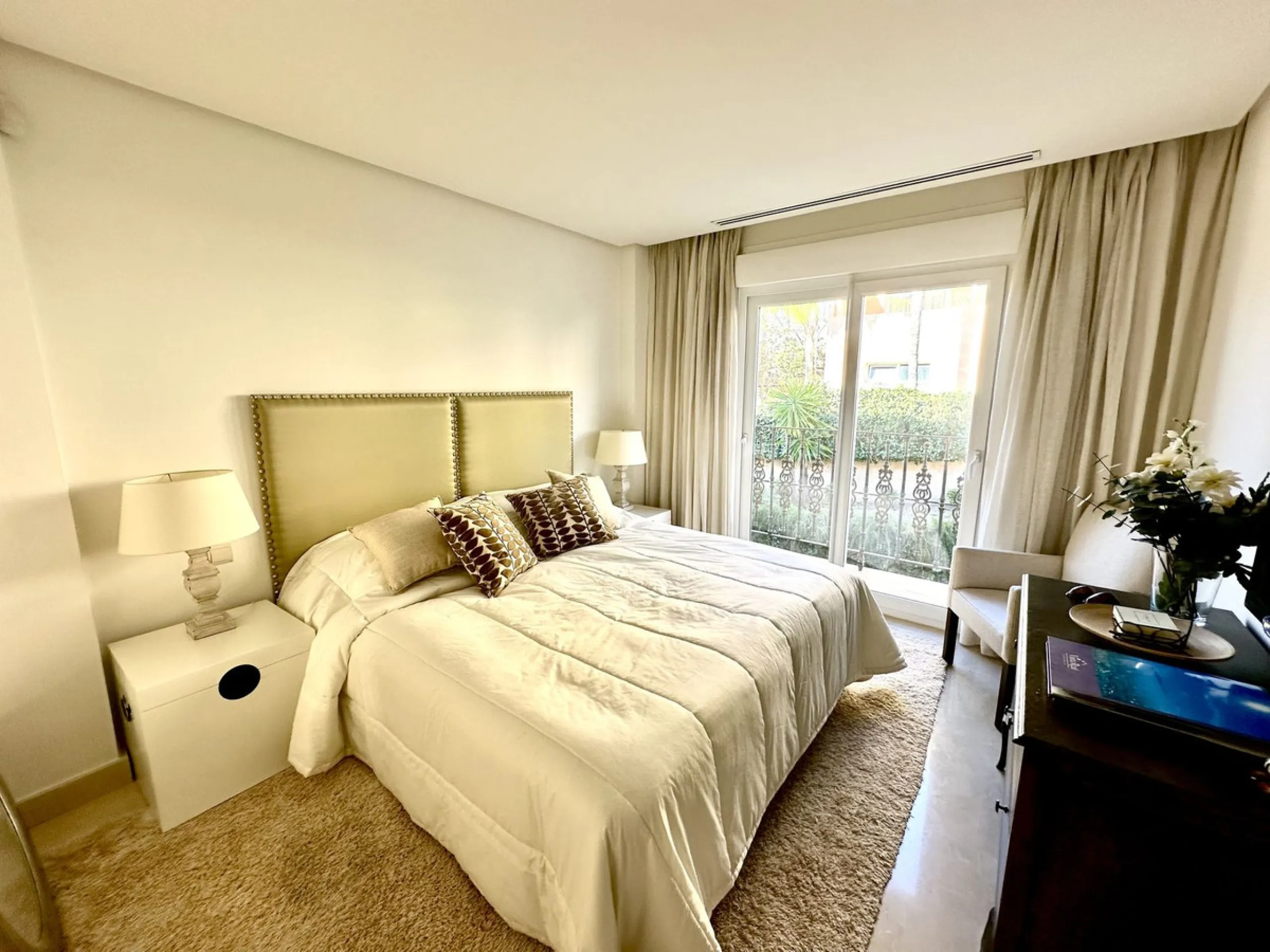 Presenting a captivating duplex penthouse in the esteemed Vista Real urbanization of Marbella's Nueva Andalucia.
