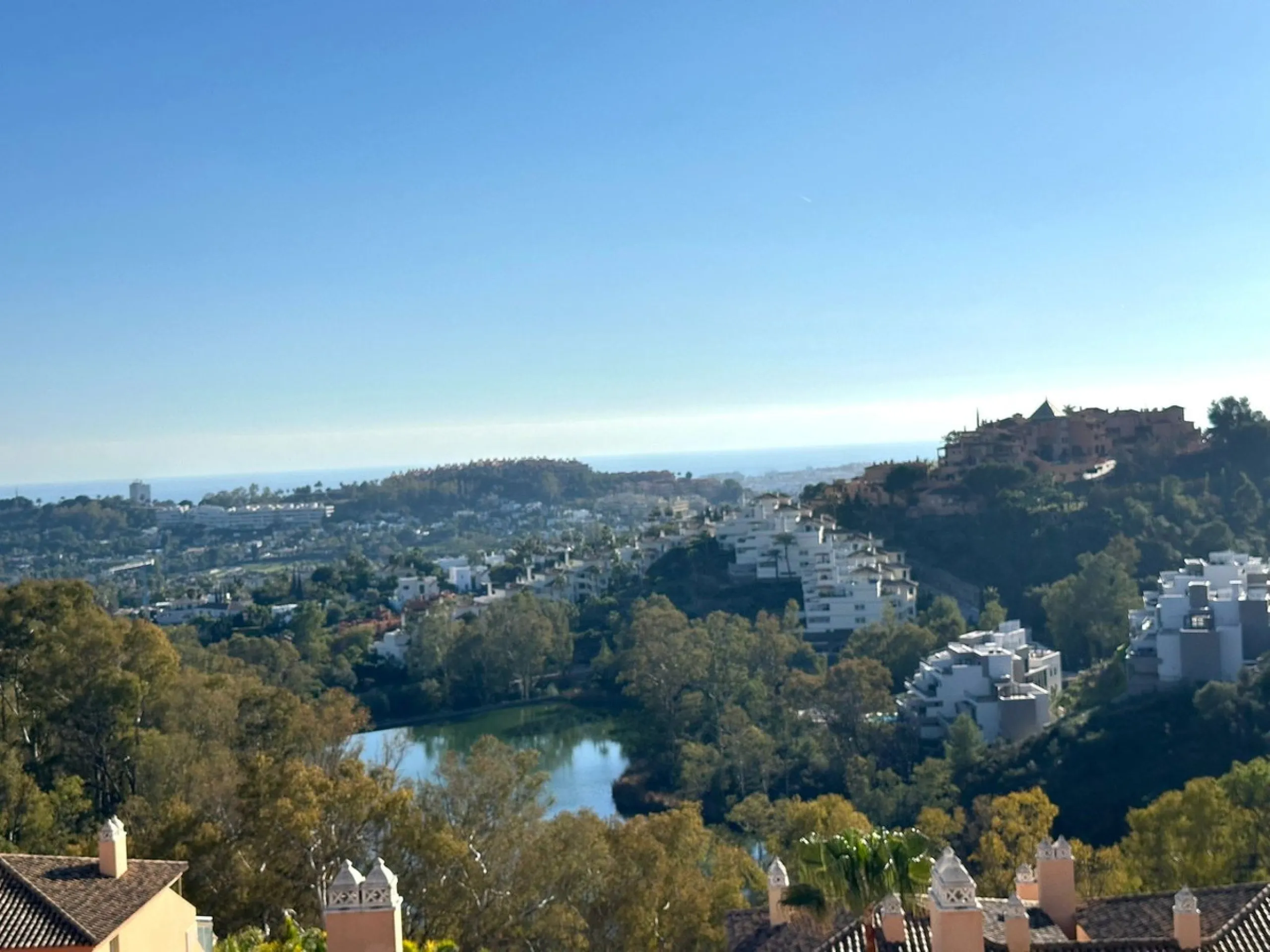 Presenting a captivating duplex penthouse in the esteemed Vista Real urbanization of Marbella's Nueva Andalucia.