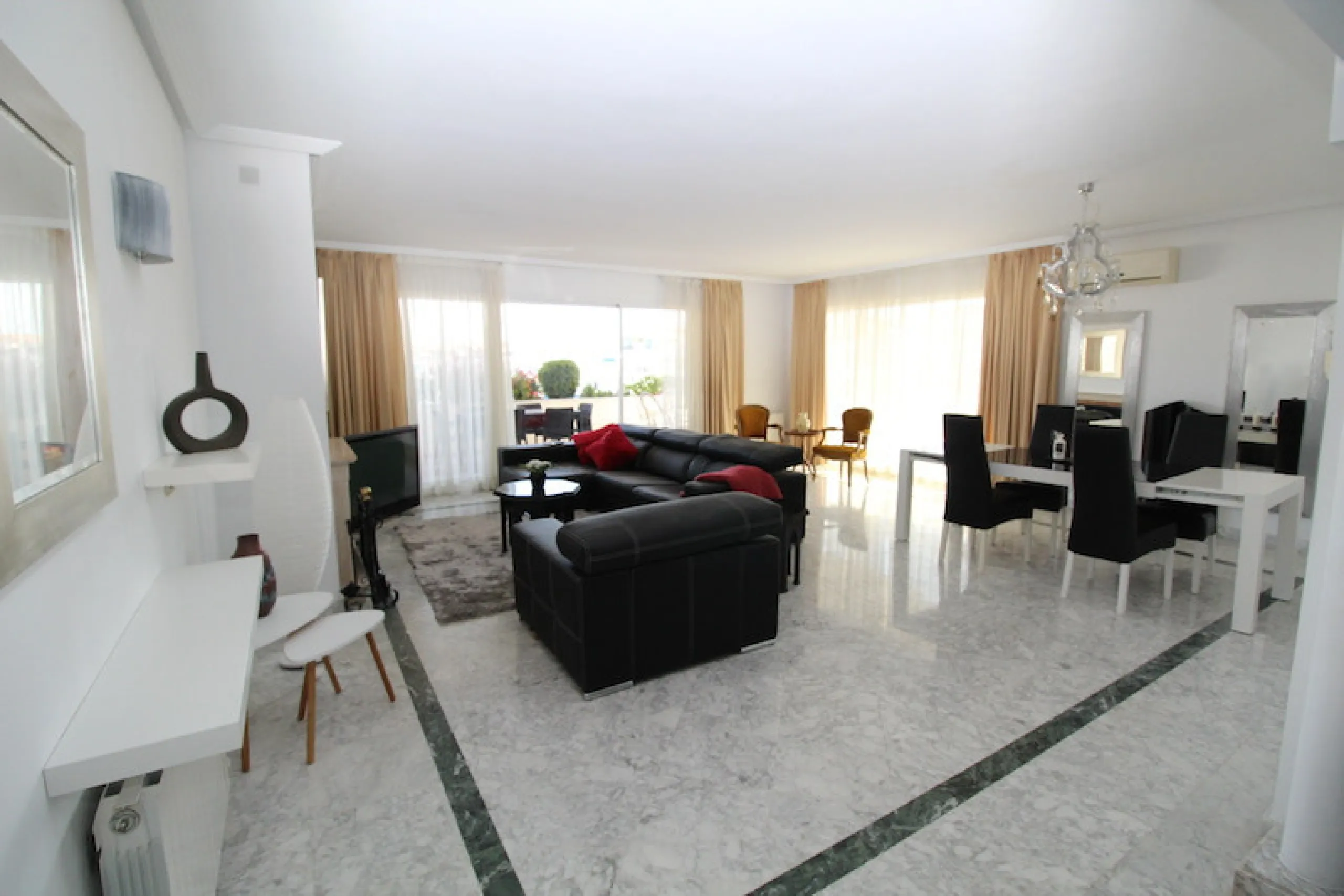 Apartment - Penthouse в продаже в Marbella, Málaga. В доме 4 спален и 4 ванных комнат. Площадь дома 190 м²