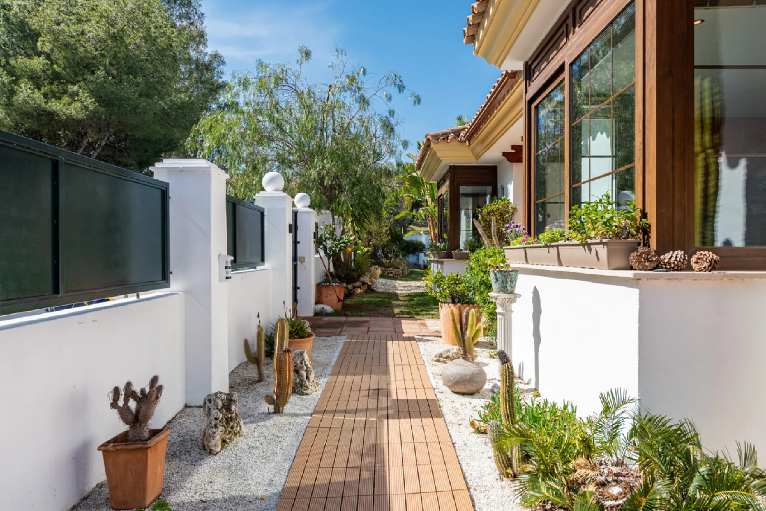 This very rare and elegant 4-bedroom home, by the well-known, Marbella architect Jacobson/Gonzales is a perfect example of this architect's eye for details and light.