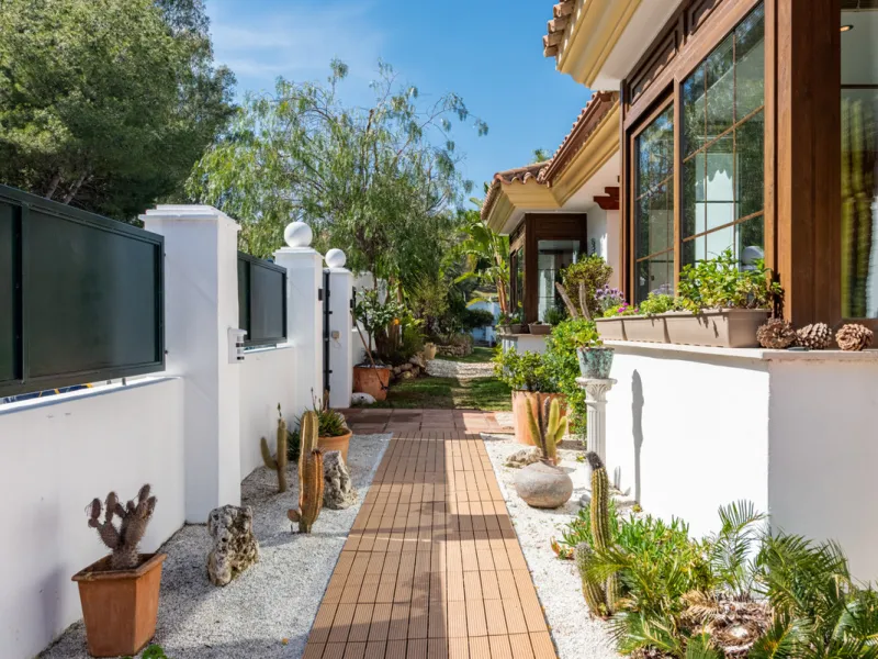 This very rare and elegant 4-bedroom home, by the well-known, Marbella architect Jacobson/Gonzales is a perfect example of this architect's eye for details and light.