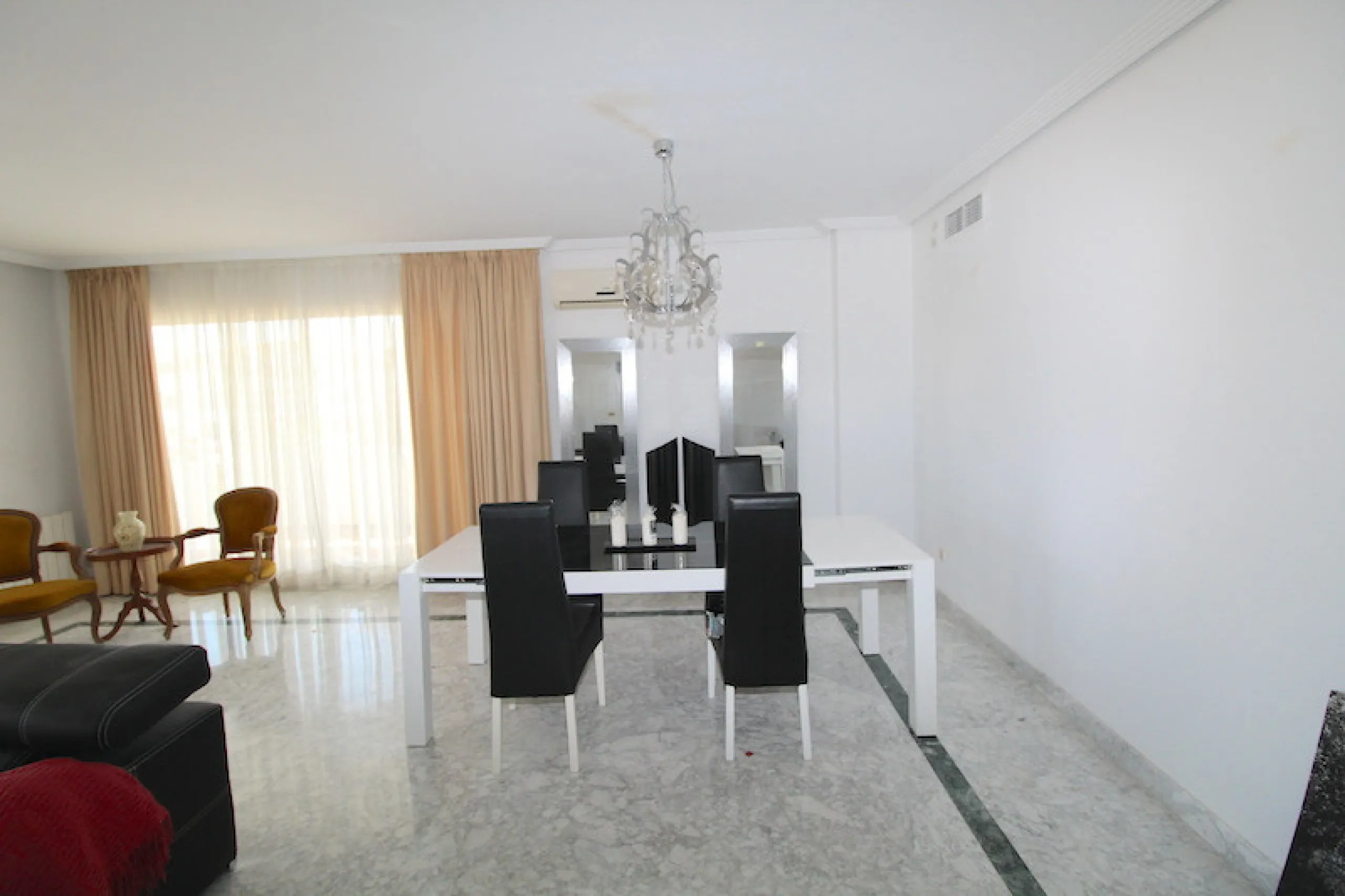 Apartment - Penthouse в продаже в Marbella, Málaga. В доме 4 спален и 4 ванных комнат. Площадь дома 190 м²