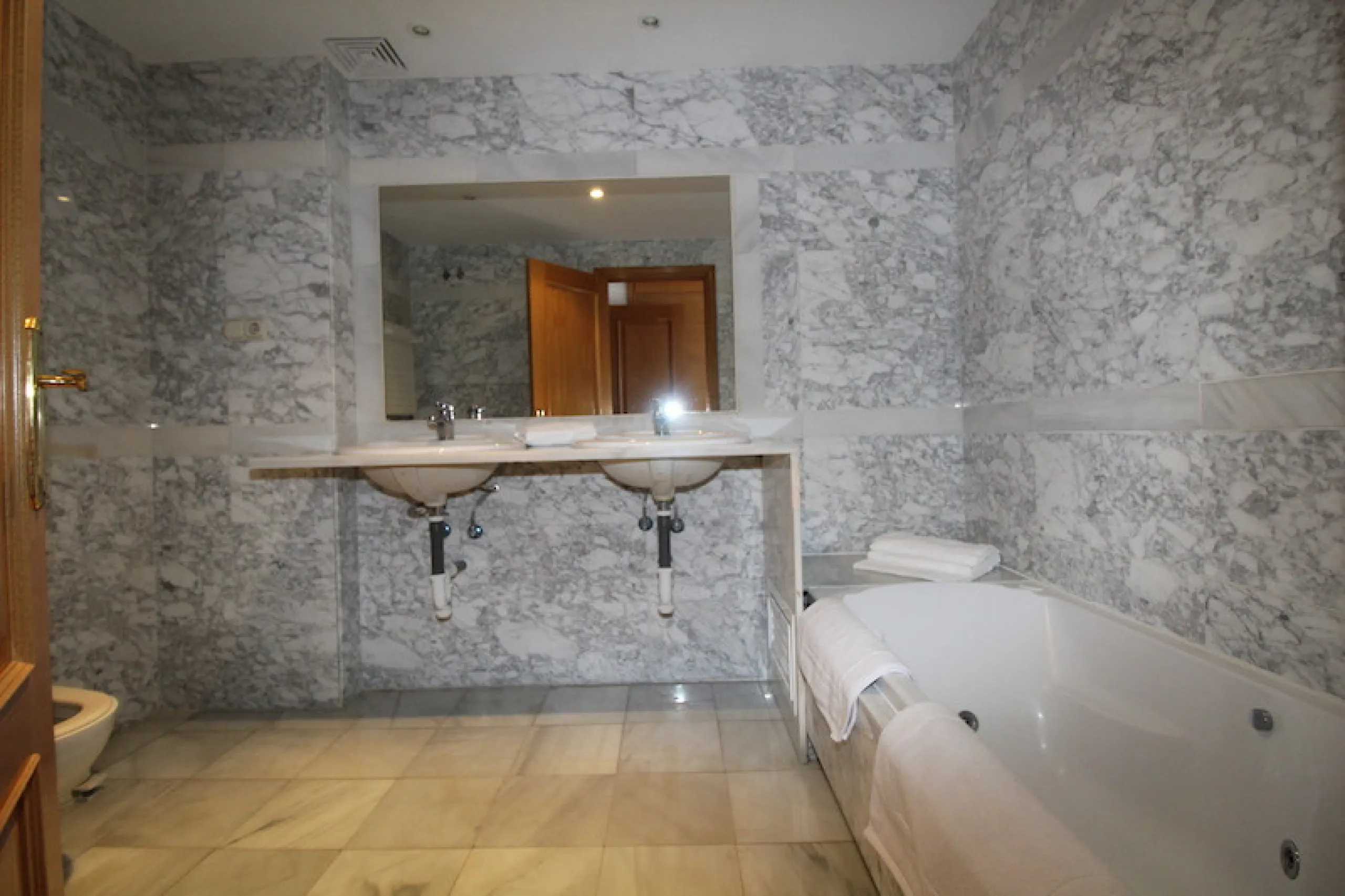 Apartment - Penthouse в продаже в Marbella, Málaga. В доме 4 спален и 4 ванных комнат. Площадь дома 190 м²
