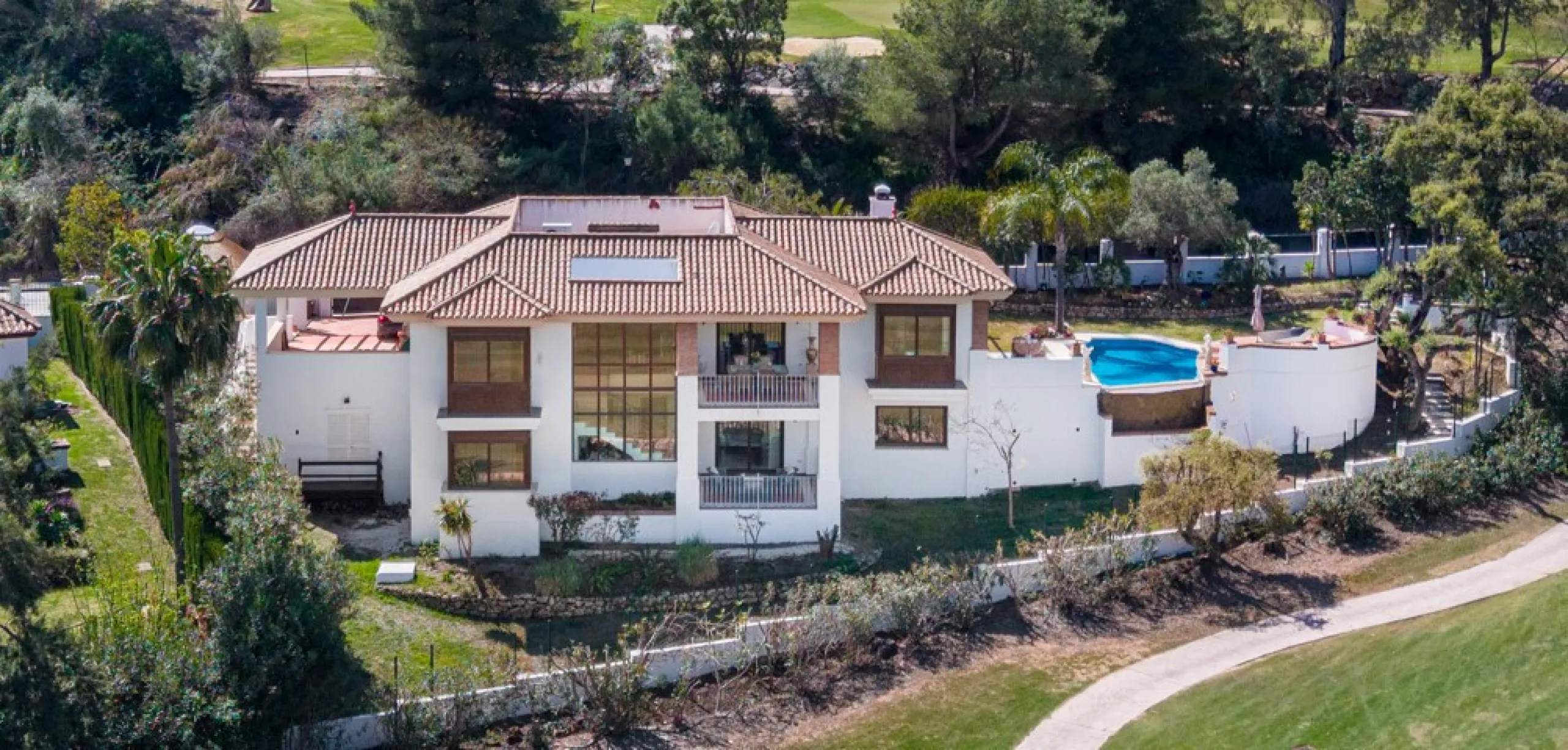 This very rare and elegant 4-bedroom home, by the well-known, Marbella architect Jacobson/Gonzales is a perfect example of this architect's eye for details and light.