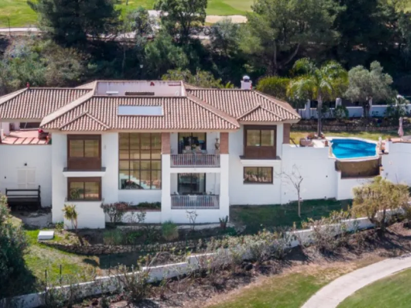 This very rare and elegant 4-bedroom home, by the well-known, Marbella architect Jacobson/Gonzales is a perfect example of this architect's eye for details and light.